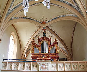 St. Gotthard, Pfarrkirche St. Gotthard, Blick gegen die Orgelempore mit späthistoristischer Bemalung um 1900